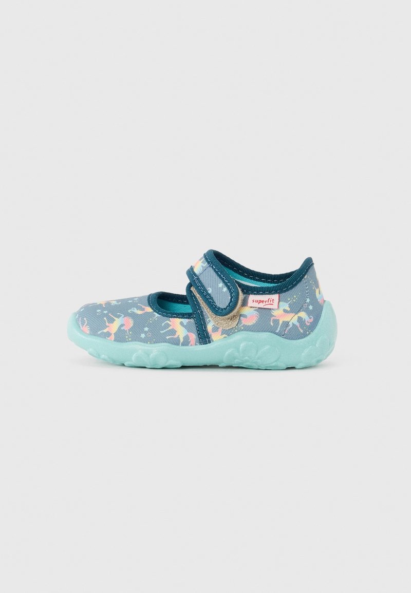 Chaussure Mary Jane bleue pour enfants avec imprimé licorne bleu clair, bride Velcro réglable et semelle bleu clair texturée.