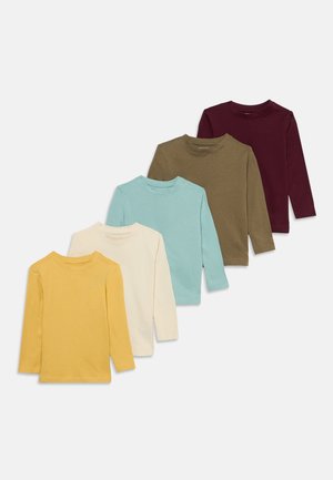 Fünf langärmelige Rundhalsshirts in Gelb, Off-White, Hellblau, Olivgrün und Dunkelrot, gestaffelt auf weißem Hintergrund angeordnet.