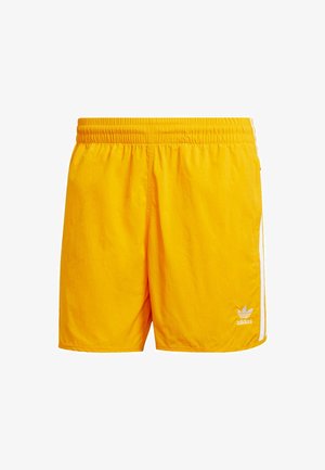 Shorts amarillos de adidas hechos de material liviano con una cinturilla elástica, rayas blancas a lo largo de los lados y un pequeño logo en el dobladillo.