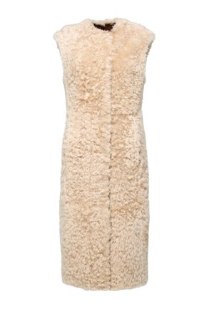 Gilet smanicato beige realizzato in pelliccia morbida e testurizzata. Taglio semplice e dritto con apertura laterale, senza chiusure o decorazioni visibili.