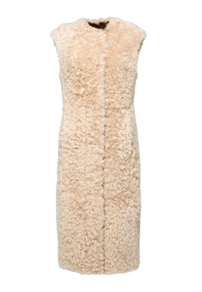 Gilet smanicato beige realizzato in pelliccia morbida e testurizzata. Taglio semplice e dritto con apertura laterale, senza chiusure o decorazioni visibili.