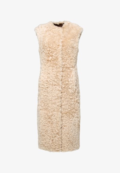 Gilet smanicato beige realizzato in pelliccia morbida e testurizzata. Taglio semplice e dritto con apertura laterale, senza chiusure o decorazioni visibili.