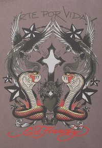 Grå T-shirt med et grafisk motiv af to slanger, fugle, et kors og blomster i sort, guld og rødt med teksten "Arte por Vida!" ovenfor.