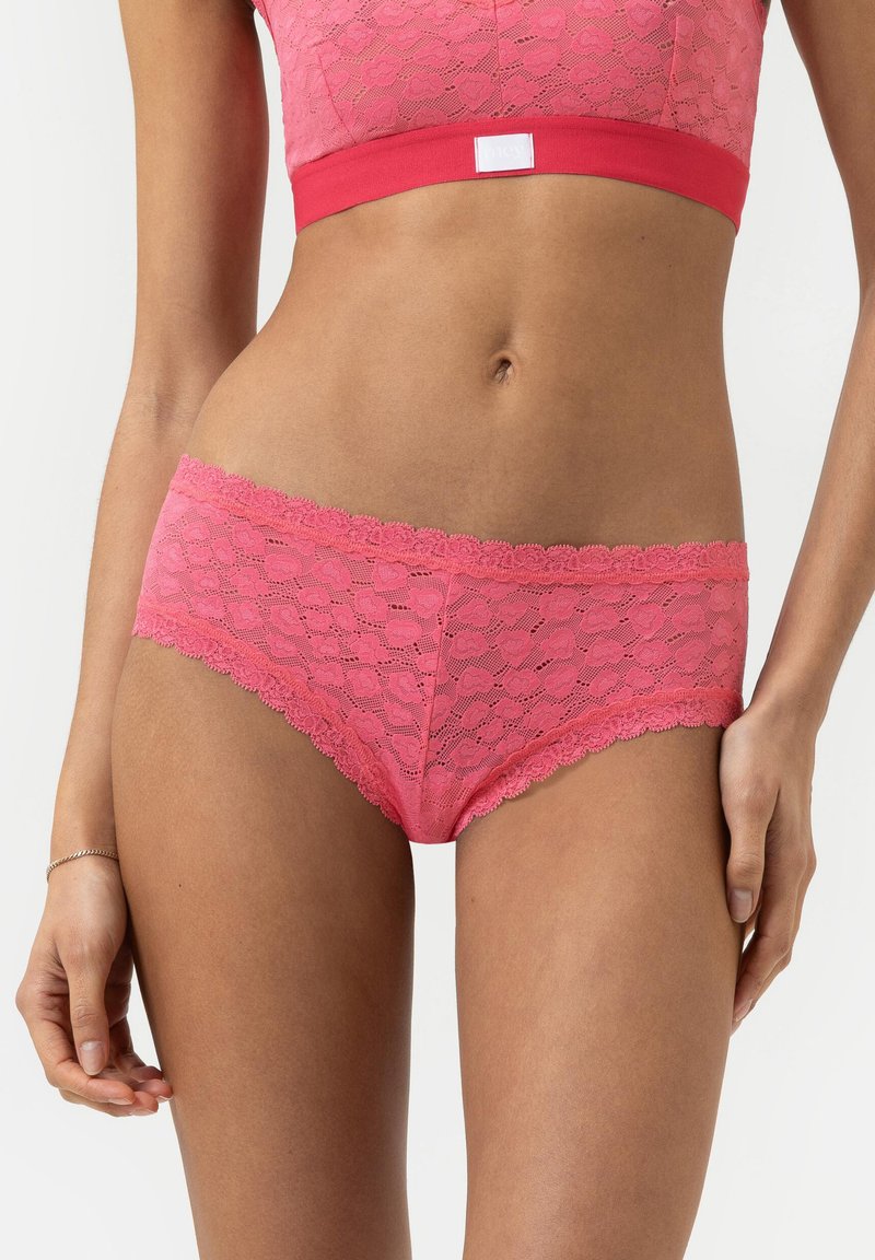 Rosa spetsunderkläder med ett mjukt blommönster, med scallopade kanter och ett bekvämt elastiskt midjeband.