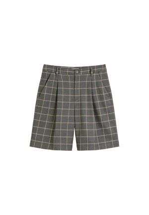 Shorts gris à carreaux avec une texture tissée, des plis avant et une fermeture à bouton. Le design comprend de petits accents en vichy jaune et des poches latérales.