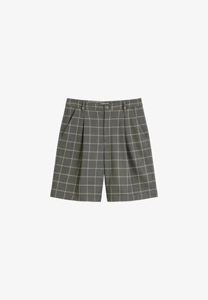 Shorts gris à carreaux avec une texture tissée, des plis avant et une fermeture à bouton. Le design comprend de petits accents en vichy jaune et des poches latérales.