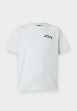 T-shirt blanc à manches courtes avec col rond, petit logo noir Billabong et motif vague sur le côté gauche de la poitrine.