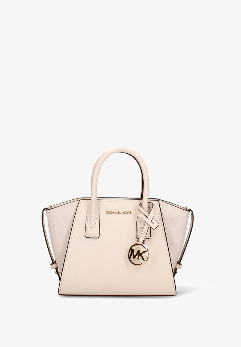 Crèmekleurige leren handtas met een gestructureerde vorm, dubbele bovenhandgrepen, gouden hardware en een bevestigd MK-logo bedeltje. Heeft stiknaden en accenten als details.