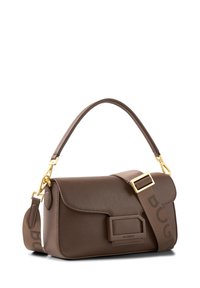 Brun skuldertaske i læder med en struktureret finish, guldhardware og en mærket rem. Har en klaplukning og en struktureret form.