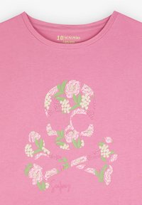 Różowy bawełniany T-shirt z motywem czaszki i skrzyżowanych kości w odcieniach różu, zieleni i kremu, umieszczonym centralnie poniżej dekoltu.