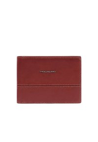 Rode leren portemonnee met een gladde textuur, voorzien van een zilveren logoaccent en contrasterende witte stiksels. Compact rechthoekig ontwerp.
