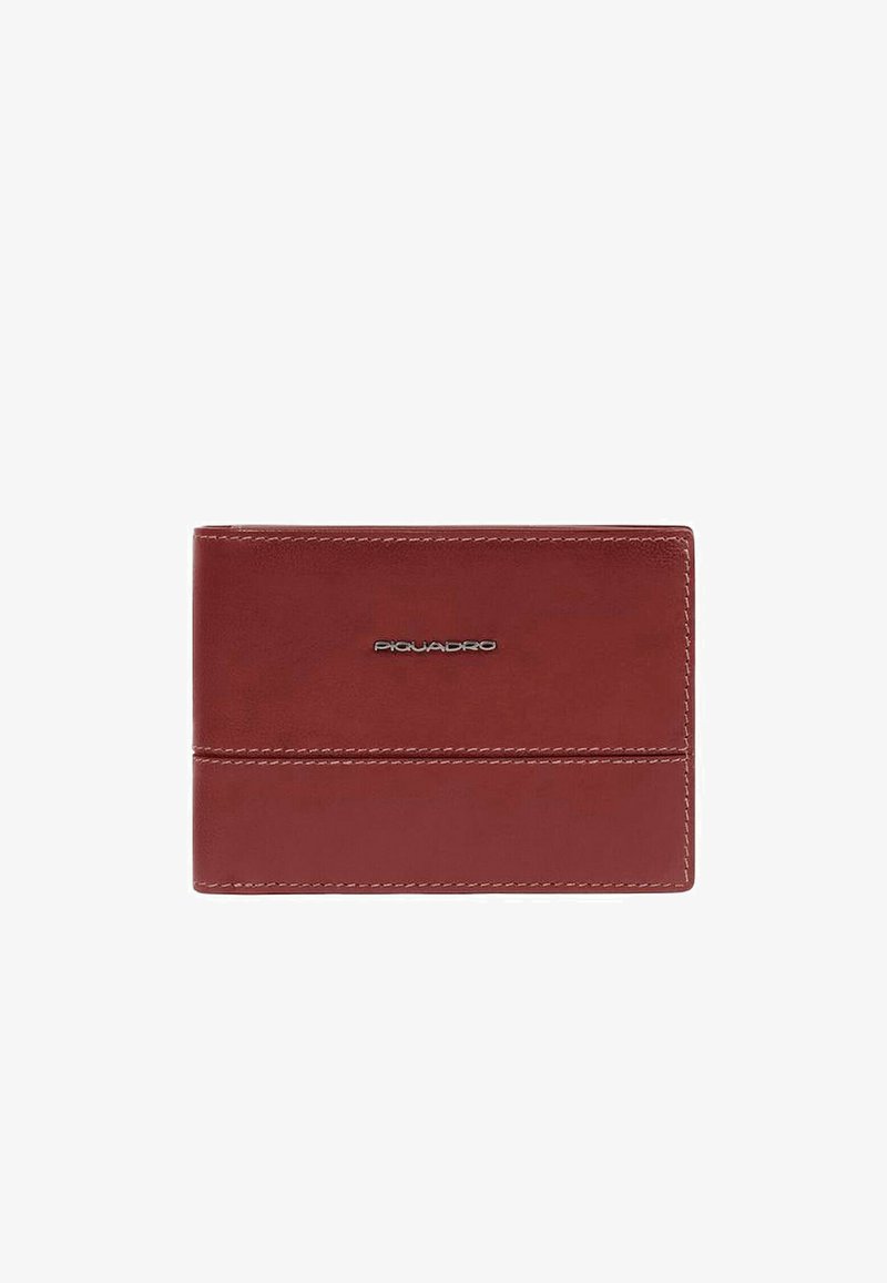 Rode leren portemonnee met een gladde textuur, voorzien van een zilveren logoaccent en contrasterende witte stiksels. Compact rechthoekig ontwerp.