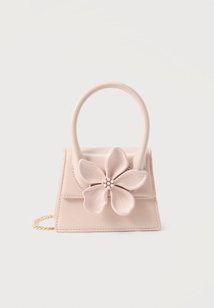 Petit sac à main rose pâle avec une grande décoration florale ornée d'un centre en perles et strass, poignée supérieure et bandoulière en chaîne dorée.