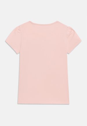 Lichtroze korte mouw t-shirt met lichte pofmouwen op de schouders, ronde hals, plat liggend op een witte achtergrond.