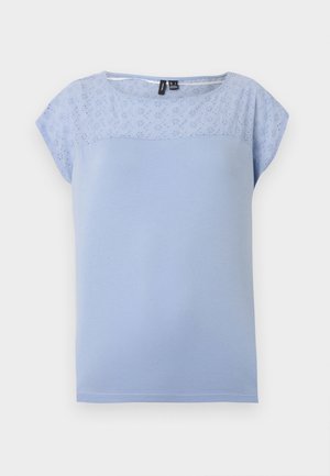 Lyseblå kortermet bluse med øyeletblonde øvre del og rund hals.