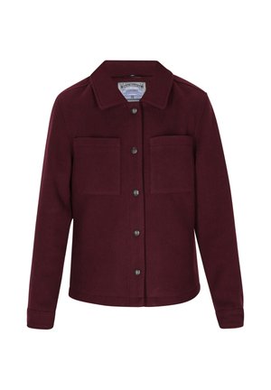 Giacca button-up bordeaux con colletto, due tasche sul petto, maniche lunghe e dettagli sui polsini, mostrata frontalmente su sfondo bianco.