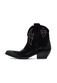 Stivali da cowboy in suede nero con punta appuntita, cuciture decorative e tacco rialzato. Presenta un design impresso sul gambale e accenti laterali.