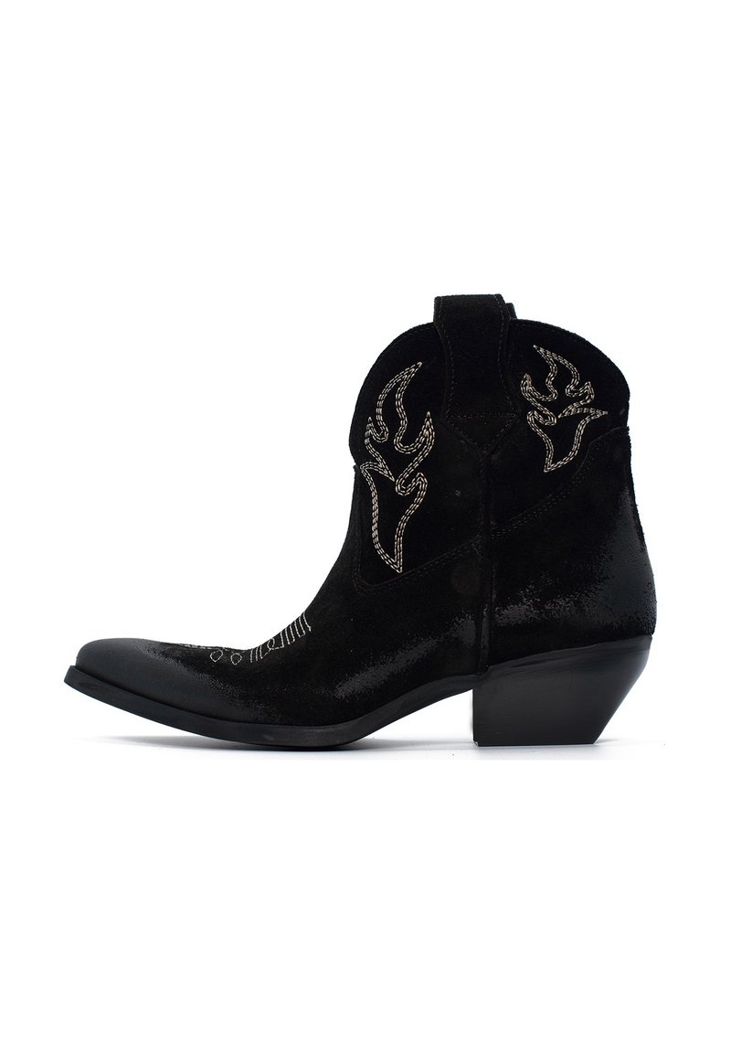 Stivali da cowboy in suede nero con punta appuntita, cuciture decorative e tacco rialzato. Presenta un design impresso sul gambale e accenti laterali.