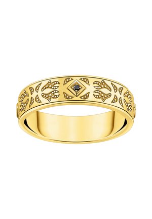 Goldener Bandring mit filigranen floralen Aussparungsmustern und einem kleinen schwarzen Edelstein, der in einem diamantförmigen Rahmen in der Mitte eingefasst ist.