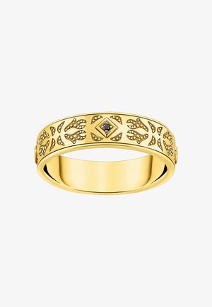 Goldener Bandring mit filigranen floralen Aussparungsmustern und einem kleinen schwarzen Edelstein, der in einem diamantförmigen Rahmen in der Mitte eingefasst ist.