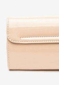 Clutch lucido di un palido rosa con chiusura a busta, caratterizzato da cuciture lungo i bordi e una texture liscia e lucida.