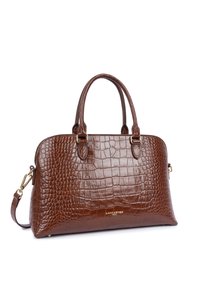 Borsa a mano in finto cuoio coccodrillo marrone con doppio manico, hardware in tonalità oro e chiusura con zip. Include una tracolla removibile.