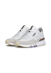 Weiße Sportschuhe mit einer Kombination aus Leder und Wildleder, einer strukturierten Oberseite, kontrastierenden braunen Akzenten und einer leichten, mehrschichtigen Sohle.
