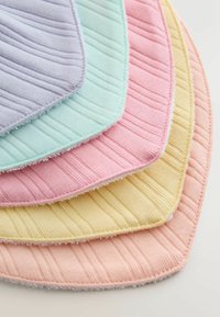 Échantillons de tissu côtelé doux aux couleurs pastel superposés, présentant des tons violet clair, menthe, rose, jaune et pêche, avec des coins arrondis.