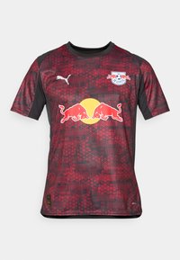 Maillot rouge et noir à manches courtes en tissu léger. Doté d'un motif géométrique, d'un logo et d'un graphique de taureau jaune à l'avant.