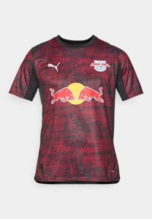 Jersey de manga corta rojo y negro hecho de tela ligera. Presenta un patrón geométrico, un logo y un gráfico de un toro amarillo en el frente.