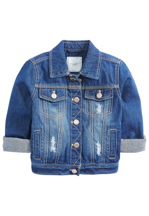 Chaqueta de denim en azul oscuro con cierre de botones, dos bolsillos en el pecho, acentos desgastados, puños doblados y detalles de costura en contraste.