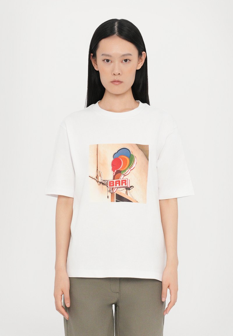T-shirt bianco a maniche corte con stampa quadrata raffigurante coni gelato colorati e il testo "BAR", vestibilità rilassata e materiale di cotone morbido.
