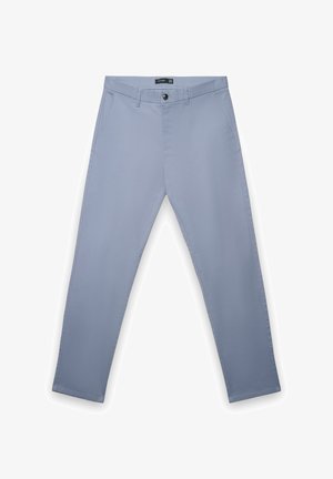 Pantaloni chinos grigio chiaro in tessuto liscio, con chiusura a bottone, passanti per cintura e tasche laterali; vestibilità slim con design a gamba affusolata.