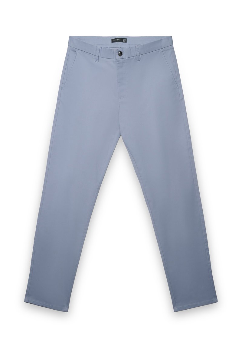 Pantaloni chinos grigio chiaro in tessuto liscio, con chiusura a bottone, passanti per cintura e tasche laterali; vestibilità slim con design a gamba affusolata.