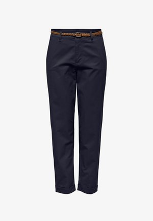 Sötétkék pamut nadrág laza fazonnal, fonott barna övvel és felgöngyölt szárakkal. Elöl zsebekkel és övhurkokkal rendelkezik.