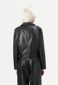 JDY JDYMOXY JACKET - Imitert skinnjakke - black
