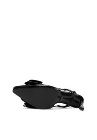 Scarpa con tacco alto in pelle verniciata nera, punta appuntita, cinturino alla caviglia e suola texturizzata, con silhouette elegante e dettagli hardware minimalisti.