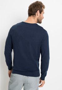 bonprix MIT V-AUSSCHNITT - Maglione - blue
