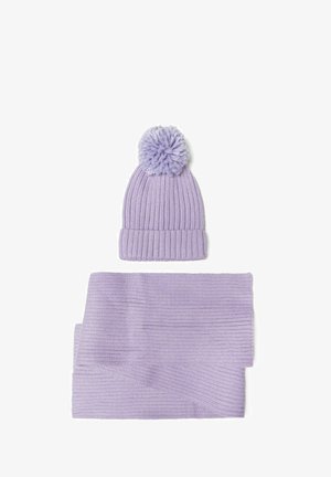 Liliowy, dziany beret z pomponem na górze oraz pasujący, prążkowany szalik, leżące płasko, oba z teksturowanym wzorem.