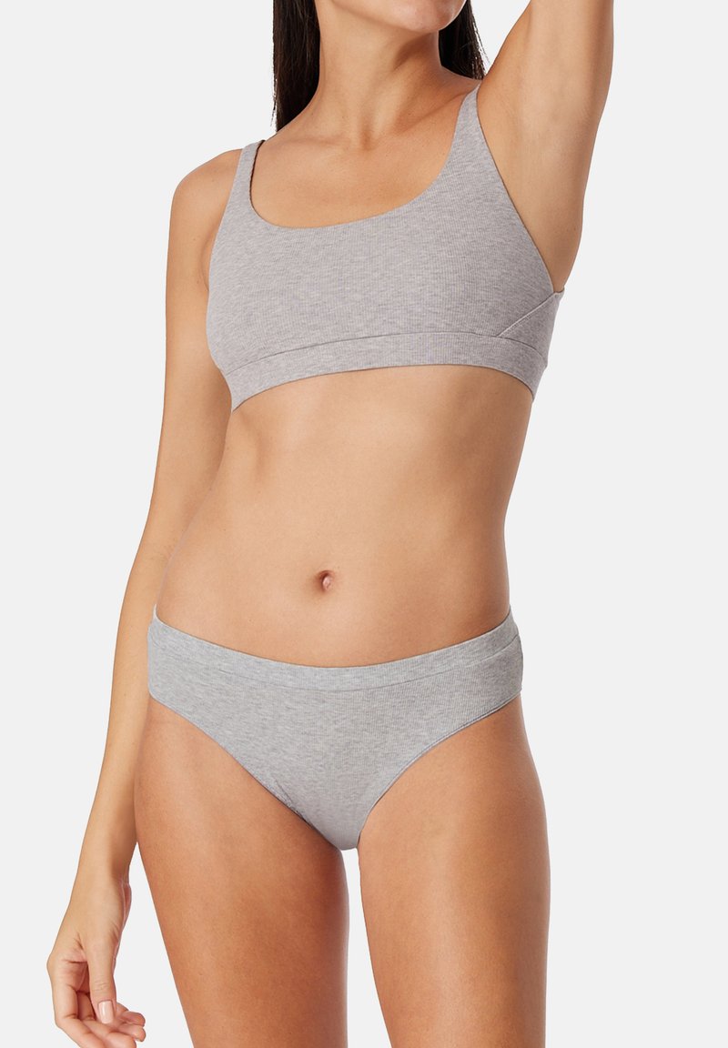 Szary bawełniany zestaw stanika i majtek typu bikini, charakteryzujący się gładką, elastyczną fakturą, szerokimi ramiączkami i minimalistycznym designem. Brak widocznych wzorów lub akcentów.