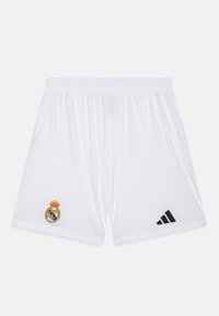 Baltas sporta šortus ar elastīgu jostasvietu, ar krāsainu Real Madrid logo un melnu Adidas logo apakšējā labajā pusē.