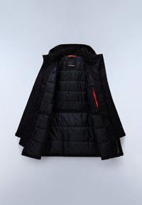 Zwarte geïsoleerde jas met een capuchon, met een gequilt ontwerp, een zachte binnenvoering en een enkele oranje accentzak. Ritsafsluiting.