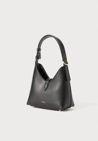 Sac à main en cuir noir au design structuré, avec une courte sangle réglable, un sommet pointu et un logo doré à l'avant.