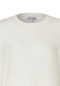 Pull blanc duveteux avec un col rond et des manches longues. Présente un tissu doux et texturé ainsi qu'une étiquette de marque discrète au niveau du col.