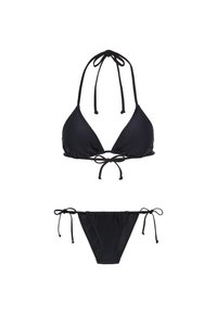 Juodas bikini rinkinys, turintis trikampį viršų su reguliuojamais halteriais ir atitinkančiais žemai batus su šoninėmis raištelėmis. Lygaus audinio tekstūra.