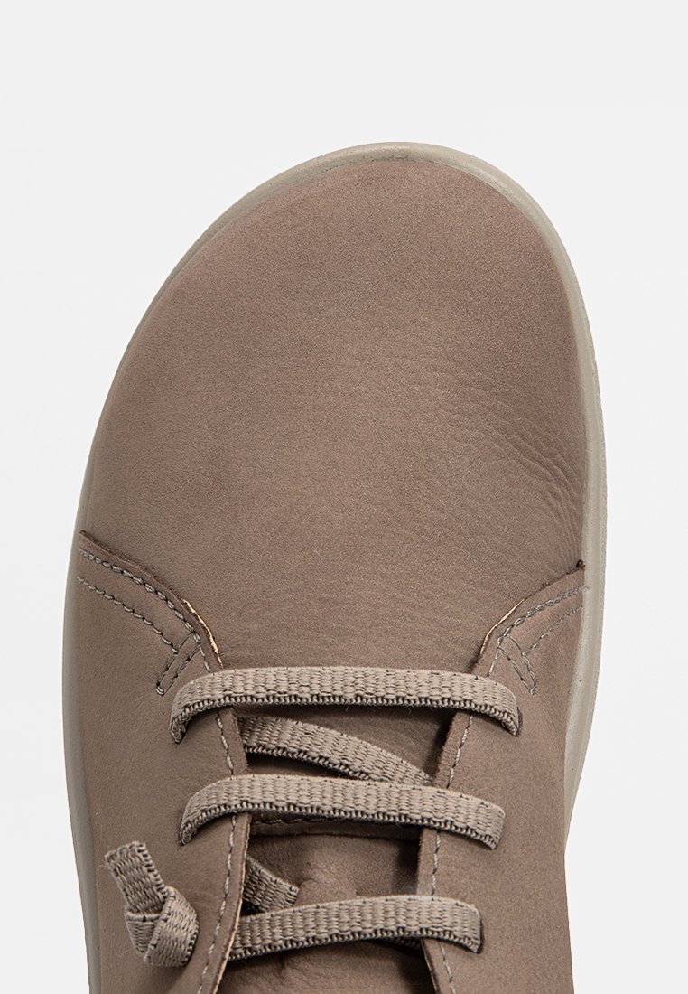 Brązowe zamszowe buty do wiązania z okrągłym noskiem, teksturowaną powierzchnią i kontrastową beżową gumową podeszwą. Proste akcenty w postaci szwów.