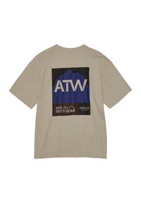 Beige bomullströja med en stor rektangulär grafik på baksidan i blå, svart och brun färg. Texten inkluderar "ATW," "OFF DUTY GEAR," och "HALO."
