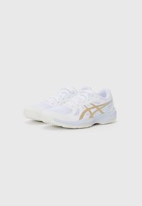 Weiße Sportschuhe mit einem Obermaterial aus Mesh, das goldene Akzente und eine strukturierte Sohle aufweist. Leichtes Design mit Schnürsenkeln und gepolstertem Schaft für Komfort.