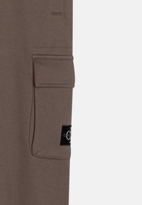 Calvin Klein Jeans BADGE RELAXED PANTS - Tepláky - beige