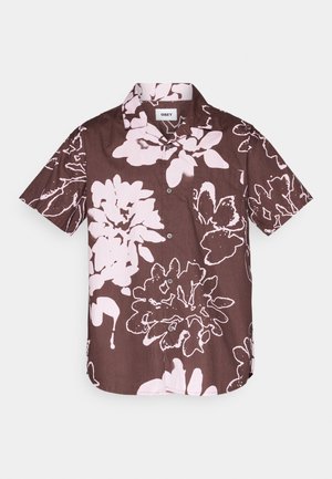 Kortærmet skjorte i mørkebrunt stof med stort lyserødt blomsterprint, med krave, knaplukning og en enkelt brystlomme.